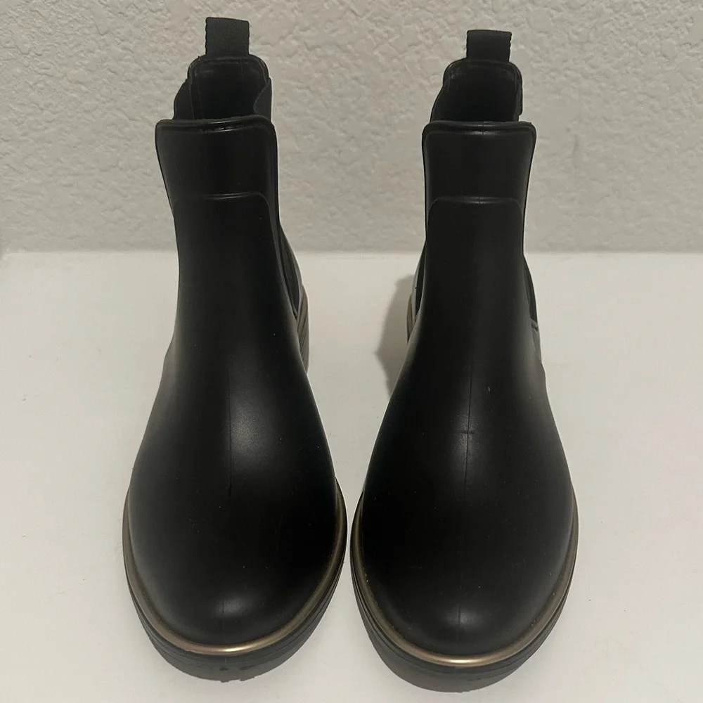 Kate Spade Solstice Black Gold Rain Boots with Spade Detail Size 6